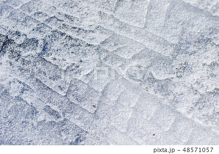 雪道　タイヤ痕　ブレーキ 48571057