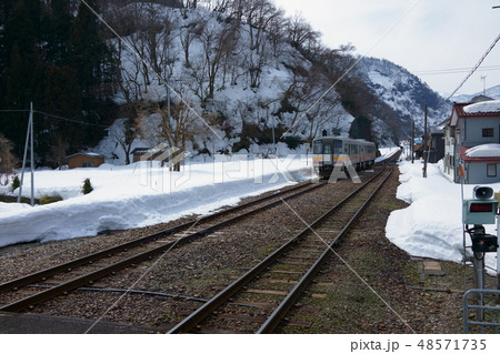 根知駅：発車する気動車：大糸線（南小谷〜糸魚川）　　糸魚川市 48571735