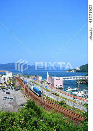 三重県 鳥羽市を走行する近鉄特急しまかぜ 三重県 鳥羽市を走行する近鉄特急しまかぜ 48571922