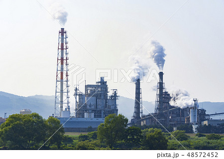 工場　煙突　煙　工業　貿易　製造業 48572452