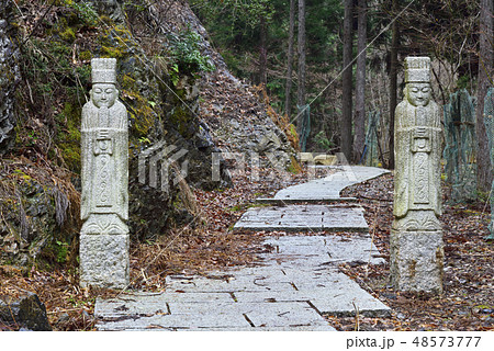 滝又の滝へ続く山道 門柱 京都府京都市右京区 の写真素材