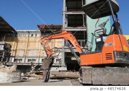 ミニショベルと解体工事現場 ミニショベルと解体工事現場 48574626