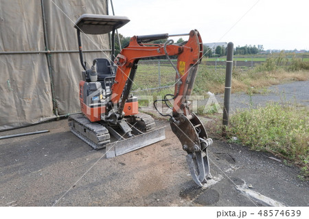 ミニショベルと解体工事現場 48574639