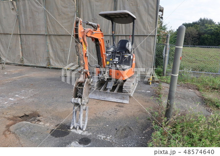ミニショベルと解体工事現場 48574640
