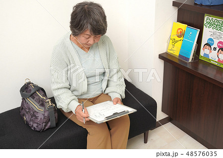 医療　シニア　女性　受付 48576035
