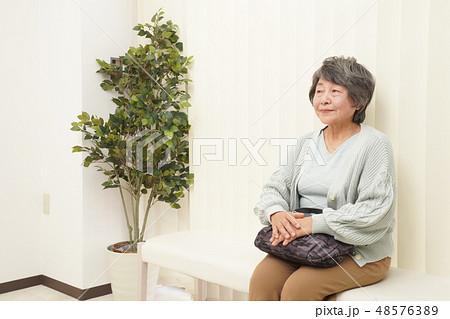 医療　シニア　女性　待合室 48576389