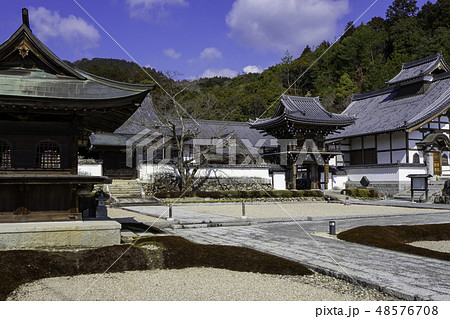 山口　常栄寺　雪舟庭　地蔵堂　鐘楼門　前庭「無隠」 48576708