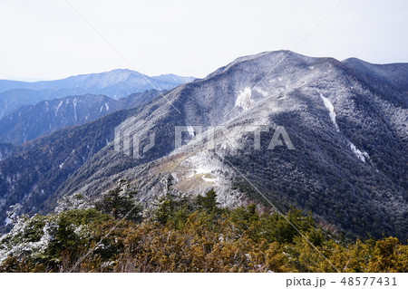 破風山からの国師ヶ岳と木賊山 破風山からの国師ヶ岳と木賊山 48577431