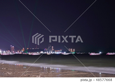 タイ王国パタヤ・ビーチから撮影したパタヤ・ポート周辺の夜景 タイ王国パタヤ・ビーチから撮影したパタヤ・ポート周辺の夜景 48577668