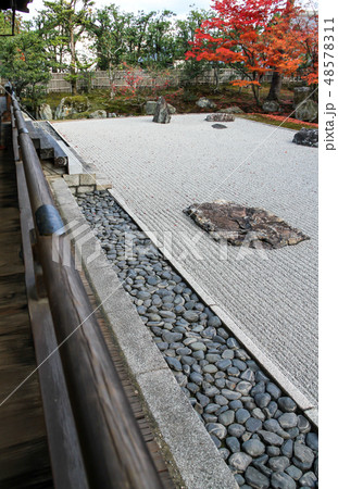 相国寺開山堂、龍淵水の庭に紅葉 相国寺開山堂、龍淵水の庭に紅葉 48578311