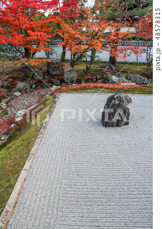 相国寺開山堂 龍淵水の庭に紅葉 三尊石の写真素材
