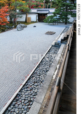 相国寺開山堂、龍淵水の庭に紅葉 相国寺開山堂、龍淵水の庭に紅葉 48578319