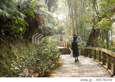 Asian woman traveling 48578340