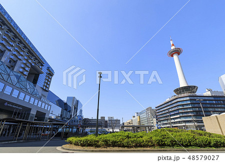 京都・駅前風景・京都駅と京都タワー 京都・駅前風景・京都駅と京都タワー 48579027