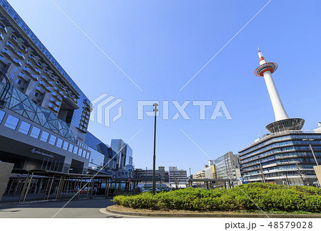 京都・駅前風景・京都駅と京都タワー 48579028