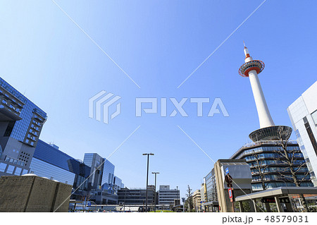 京都・駅前風景・京都駅と京都タワー 48579031