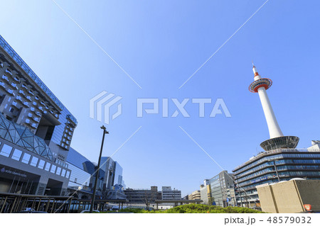 京都・駅前風景・京都駅と京都タワー 48579032