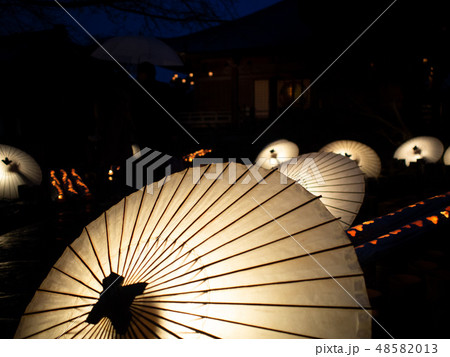 和傘の灯り 48582013