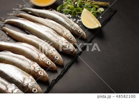 Fresh sea fish smelt or sardines. 48582100