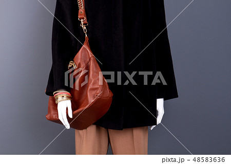 Female mannequin with modern leather bag. 48583636