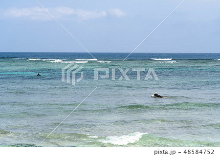 沖縄 サーフィン サーファー パドリング 48584752