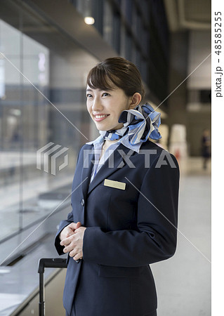 窓際に立つCA 48585255