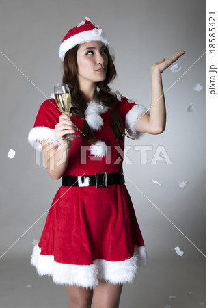 サンタのコスチュームを着た女性の写真素材