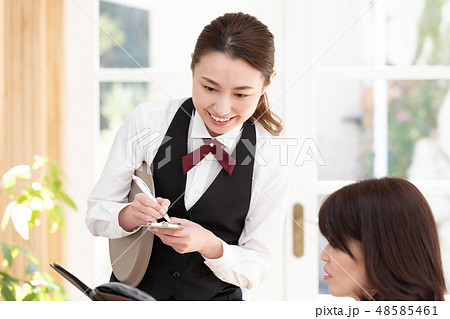 ビジネス　飲食店で働く女性 48585461