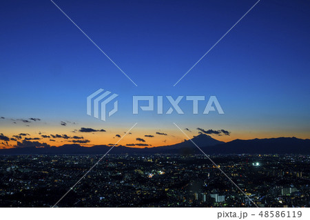 青空の夕景、富士山と横浜市街の夜景 48586119