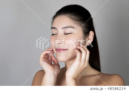 女性のポートレート 48586224