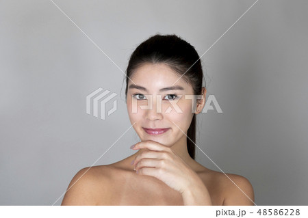 女性のポートレート 48586228