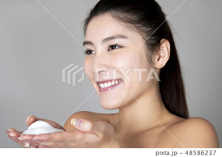 女性のポートレート 48586237