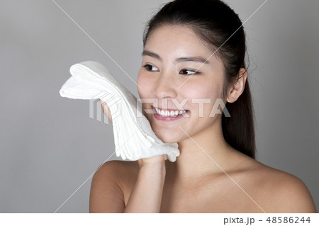 女性のポートレート 48586244