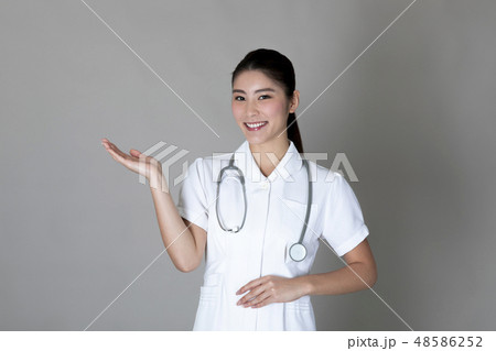 ナース服の女性 ナース服の女性 48586252