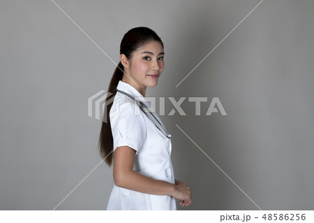 ナース服の女性 48586256