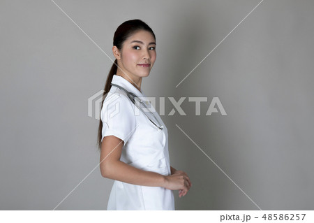 ナース服の女性 48586257
