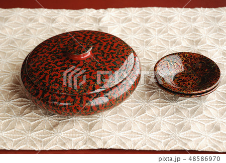 津軽塗のお菓子入れと茶たく 48586970