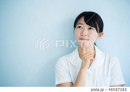 考える女性看護師 考える女性看護師 48587383
