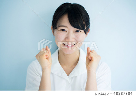 笑顔の女性看護師 48587384