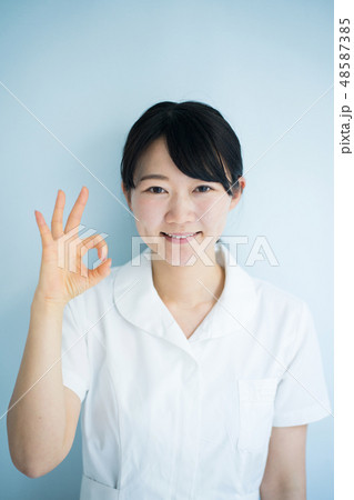 オッケーの合図をする女性看護師 オッケーの合図をする女性看護師 48587385