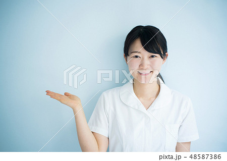説明する女性看護師 48587386