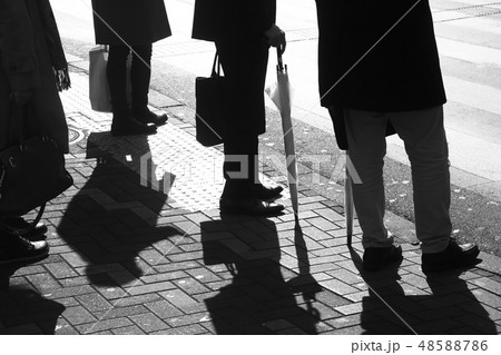 働くビジネスマンの画像 働くビジネスマンの画像 48588786