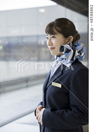 窓際に立つCA 48588862