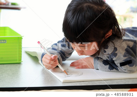 お絵描きする女の子 お絵描きする女の子 48588931