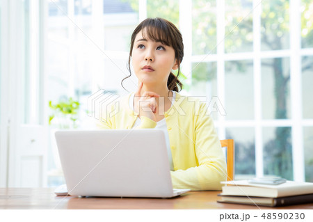 パソコンを操作する若い女性  インターネット  女の子  ライフスタイル 女性ポートレート 48590230