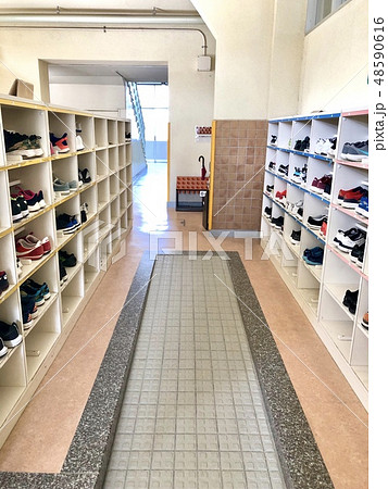 向かい合う小学校の下駄箱 向かい合う小学校の下駄箱 48590616