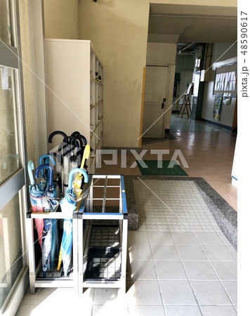 校舎入り口の傘置き 48590617