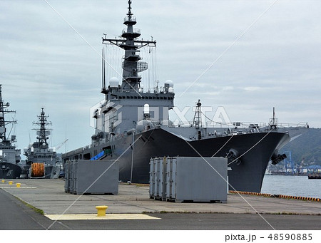 海上自衛隊のおおすみ型輸送艦 48590885