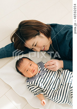 赤ちゃんと添い寝する母親 日本人親子 0歳児の写真素材