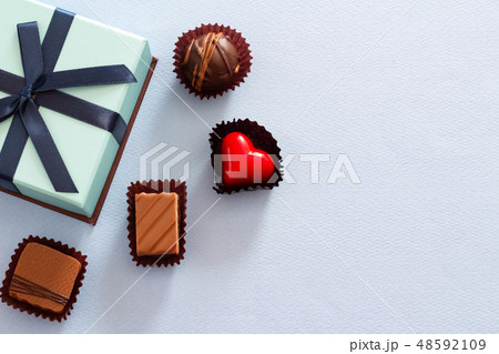 チョコレートと青い箱のバレンタインのプレゼントのイメージ チョコレートと青い箱のバレンタインのプレゼントのイメージ 48592109
